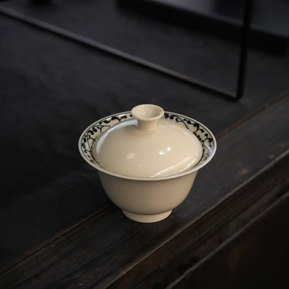 Gaiwan Set with Interlocking Lotus Scroll Design