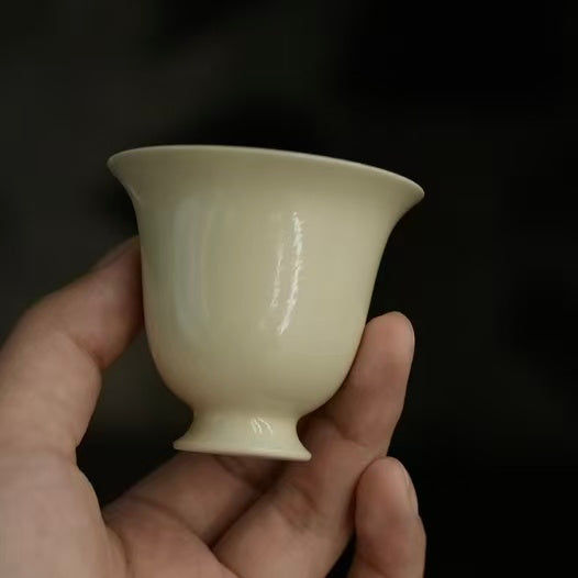 Gaiwan Set with Interlocking Lotus Scroll Design