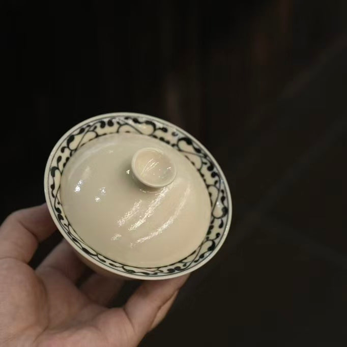 Gaiwan Set with Interlocking Lotus Scroll Design