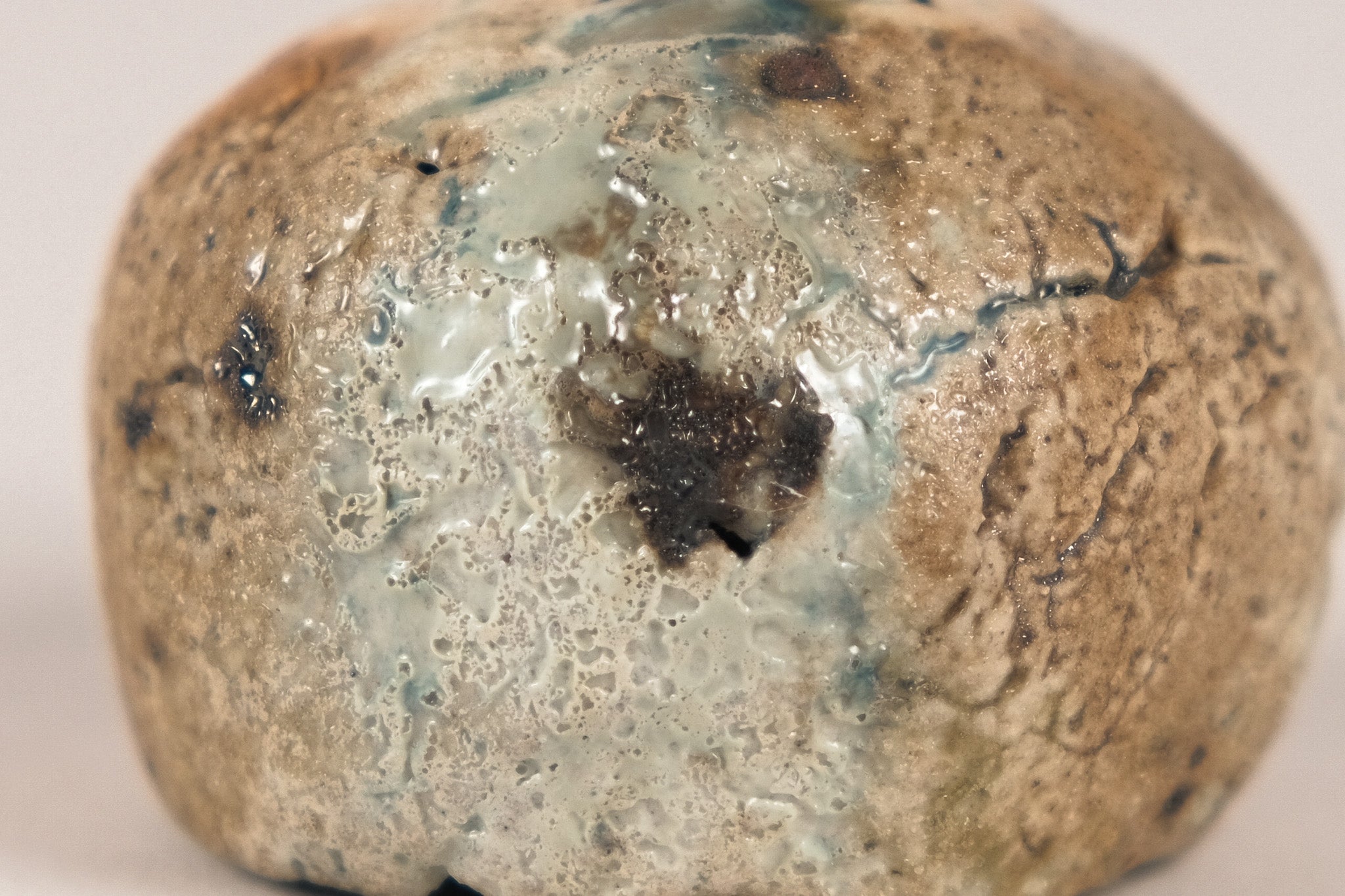 茶杯 - 无釉木烧 · 天然木灰釉，带天蓝色奶油裂纹纹理